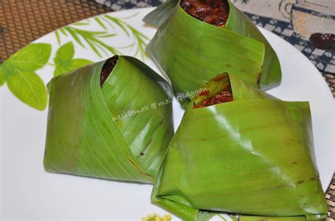Ada juga beberapa gerai jual nasi lemak gunakan daun pisang bungkus. Mai Sepinggan: NASI LEMAK ASLI