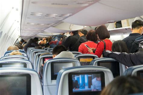 Em Viagens De Avião é Solicitado Aos Passageiros O Desligamento