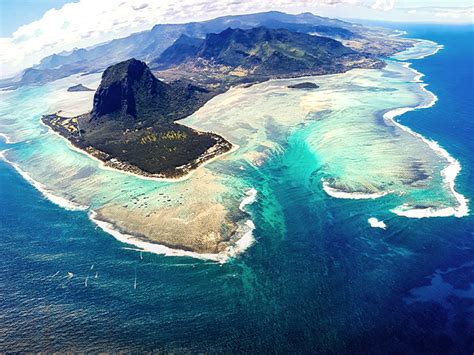 Mempersembahkan kolaborasi karya terbaru dari md pictures dan screen media, 'di bawah umur' premier eksklusif 13. Penampakan Air Terjun Bawah Laut di Mauritius, Ilusi Optik ...