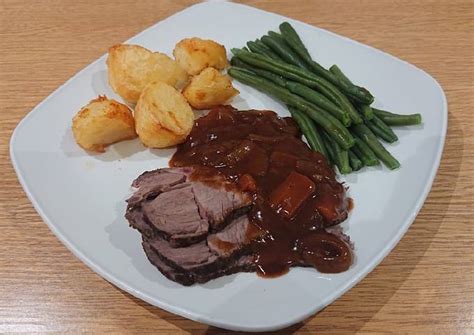 Slow Cooker Roast Beef With Red Wine Gravy Recipe By Andrea Cookpad