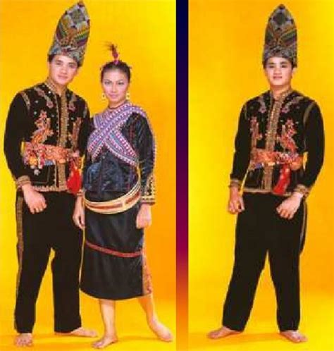 Pengantin perempuan akan mengemaskan pakaian dan. Pakaian tradisi Sabah