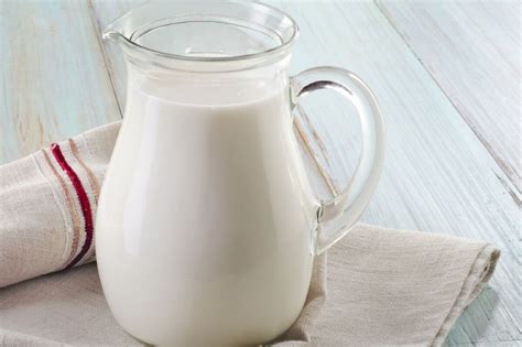 To substitute for 1 cup of sour cream, either mix 7/8 cup of buttermilk with 3 tablespoons of butter, or mix 3/4 cup of buttermilk with 1/3 cup of butter. Top 5 Alternatives to Sour Cream and How To Formulate ...