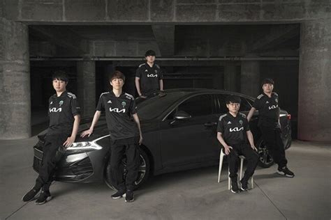» 현재 lol 한국 대표로 세계대회 결승 간 담원기아 '쇼 메이커'선수가 가지는 부담감 7. 담원기아 유니폼 화보 보다보니 베릴 자세가 자꾸 신경쓰임 ...