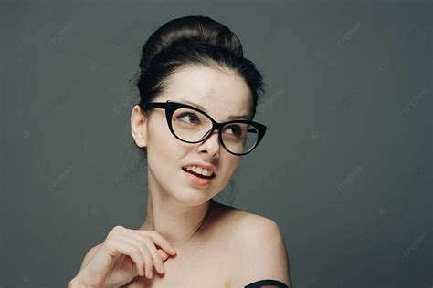 Fondo Una Mujer Con Gafas Que Hace Alarde De Los Hombros Desnudos Con El Cabello Bellamente