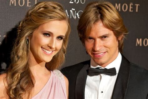 El cantante venezolano, carlos baute, residenciado desde hace años en españa, concedió baute reveló que él y su esposa se han dado la tarea de buscar por internet todo lo relacionado a diversión. Carlos Baute y su esposa Astrid tienen a su primer hijo