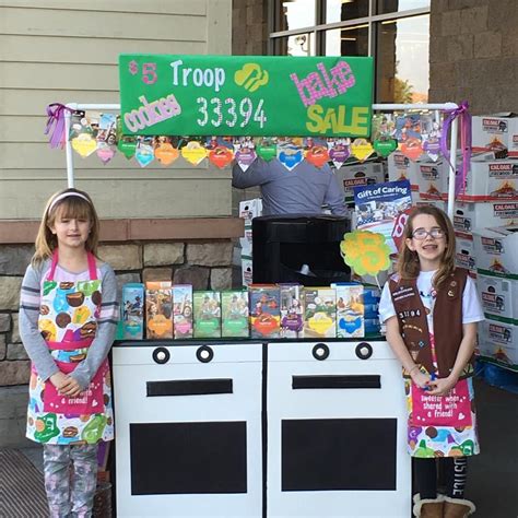 Fun And Easy Ways To Bling Your Booth Girl Scout Leader Girl Scout Troop Diy Cookie Cookie