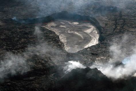 Hawaiis Mauna Loa Volcano Erupts For First Time In Nearly 40 Years