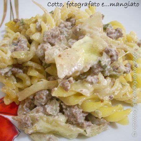 La pasta al ragù bianco con piselli è un ottimo primo piatto completo a base di carne macinata e legumi. Pasta al forno con "finto" ragù bianco - (5/5)