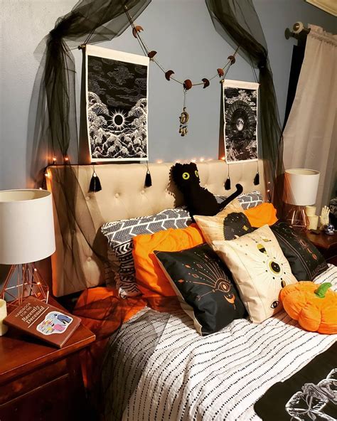 cozy  spooky halloween bedroom decoration ideas