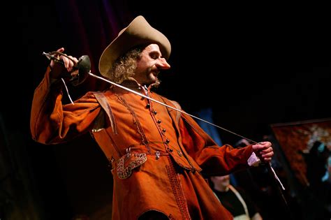 Ne var ki kadınların gönlünü fethedecek bir beyaz atlı prens olmakla arasında önemli bir engel vardır: Cyrano de Bergerac (avec images) | Comédie française ...