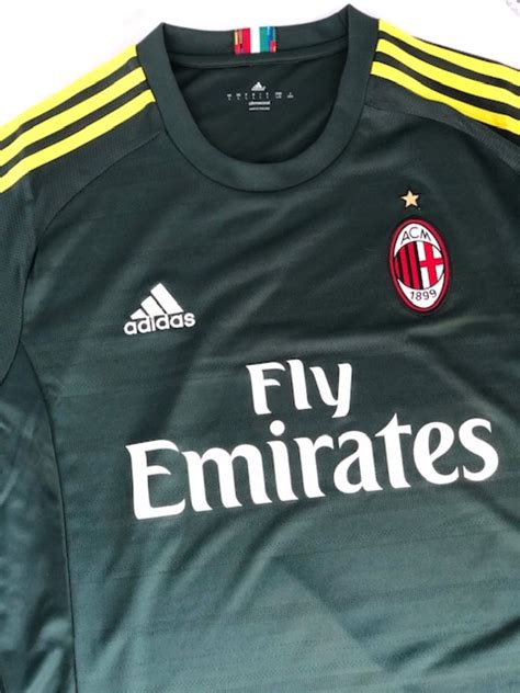 Newsnow aims to be the world's most accurate and comprehensive ac milan news aggregator, bringing you the latest rossoneri headlines from the best milan sites and other key national and international sports sources. AC Milan 2015 - 2016 Third Shirt NWT - Calcio Colours