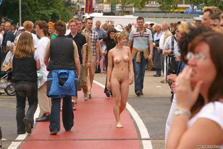 外人美女が町中で全裸でヘンタイ露出してる画像ってガチ勃起するよな 40枚 おっぱい画像とエロメガネ