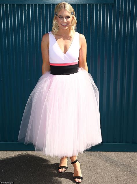 Oaks Day 2017 Rachael Finch Heads Up Celebrity Arrivals Daily Mail