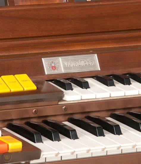 Wurlitzer Model 555d Electric Organ In A Mahogany Case On Square Tape