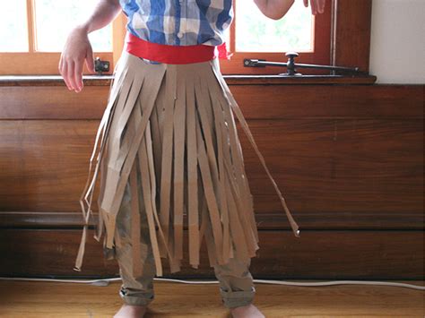 Diy grass skirt for a costume out of tissue paper or idea make a table skirt from a plastic table cloth how to make leis and grass skirts ehow hawaiian grass skirt diy skirt skirts for kids. DIY No-Sew Costume: Hula Skirt