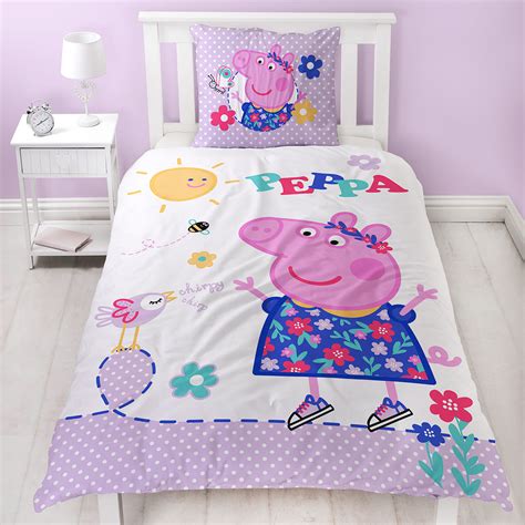 Peppa is a loveable, cheeky little piggy who lives with her little brother george, mummy pig and. Peppa Pig Chirpy Dekbedovertrek - Charactersmania.nl