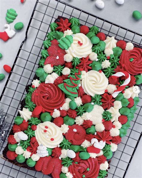 To start decorating the christmas sheet cake, use your cookie cutters and press them slightly into the cake. 20 Christmas Cake Ideas You Will Love - Find Your Cake Inspiration