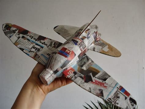 Guiainfantil te enseña un tutorial para aprender a hacer un avión de juguete utilizando rollos de cocina con los niños. Juguetes reciclados con papel, cómo hacer regalos de navidad