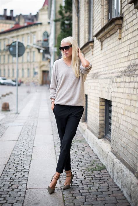 I finder i øvrigt ellen claessons blog lige her, og jeg lover jer for, at den er et. How to wear the sweater at the office? | Dress like a parisian
