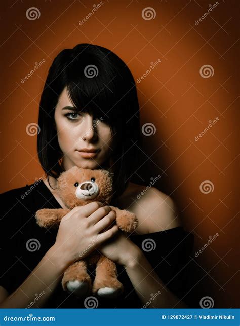 Jonge Vrouw Met Teddybeer Stock Afbeelding Image Of Portret 129872427