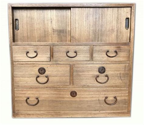 Ithim ko é um livro que provavelmente é bastante procurado no momento. Antique Japanese Ko Tansu (item #1410342)