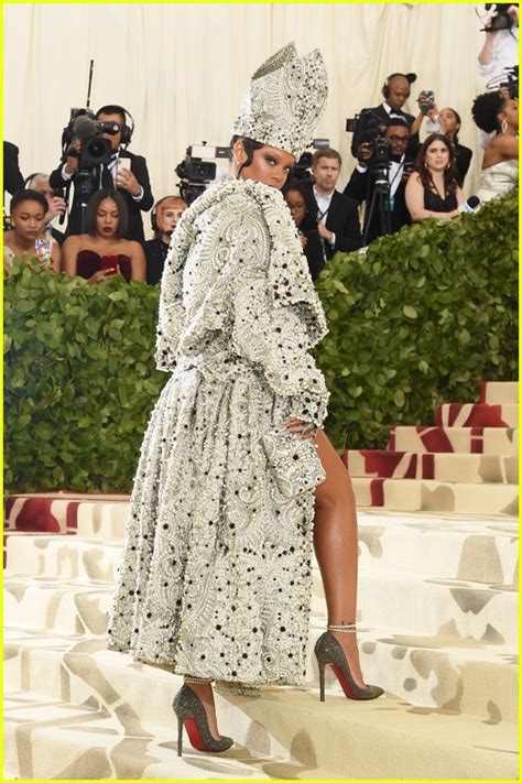 rihanna s met gala looks ranked including her most recent appearance eg evergreen extended