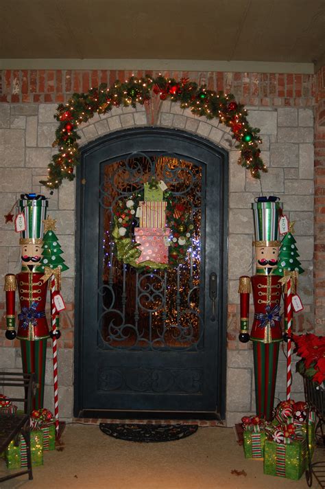 Trending hgtv urban oasis 2021. 40 Christmas Door Decorations Ideas You Can Copy ...