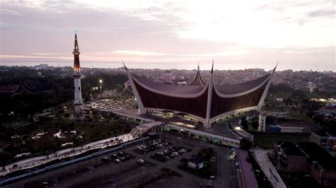 Foto Mengagumi Kemegahan Masjid Raya Sumatera Barat