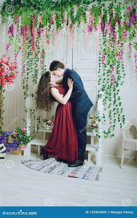 attractive guy with a girl kissing in the room imagen de archivo imagen de hermoso amor