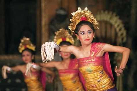 Tari Kecak Dari Bali Menggunakan Pola Lantai 5 Tari Tradisional Di