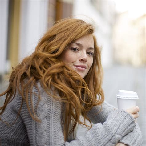Фото лицо женщины на улице женщина рыжая модель портрет глубина резкости длинные волосы