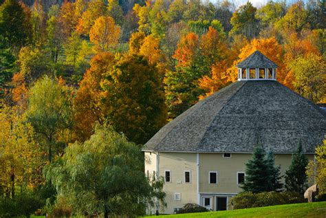 Viewing scenery like this only makes me want to go even more. The Round Barn And Foliage In Waitsfield, Vermont - New ...