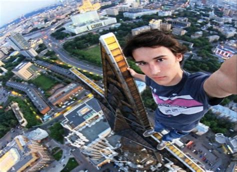 31 Most Epic Selfies Of All Time Scary Photos Self Portrait