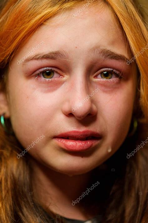 Retrato De Una Niña Llorando Con Lágrimas Rodando Por Sus Mejillas