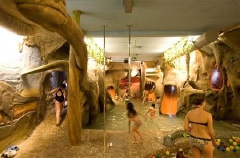 También hay banquetes que permiten la prueba de menú gratis a 6 personas o, si disponen de alojamiento, pueden regalar la noche de bodas. Un hotel de Teruel dispone de un spa para niños con ...