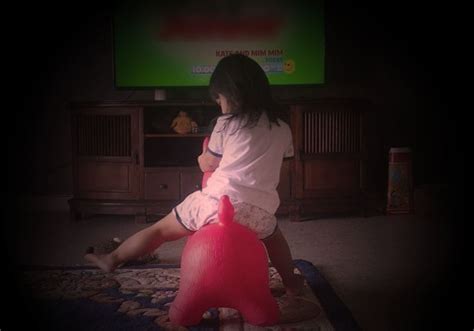 Sekitar dua menit kemudian, aku mencoba mengintip lagi dari. Seram! Kerap 'Diganggu' Kuda Mainan Anak, Lelaki Ini Beri Peringatan Pada Orang Ramai | BuzzKini