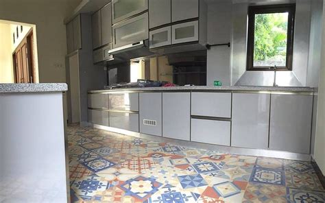 Sebab, tak terlalu banyak pola mencolok serta cenderung tenang. Keramik Lantai Dapur Minimalis Terbaru | Lantai dapur