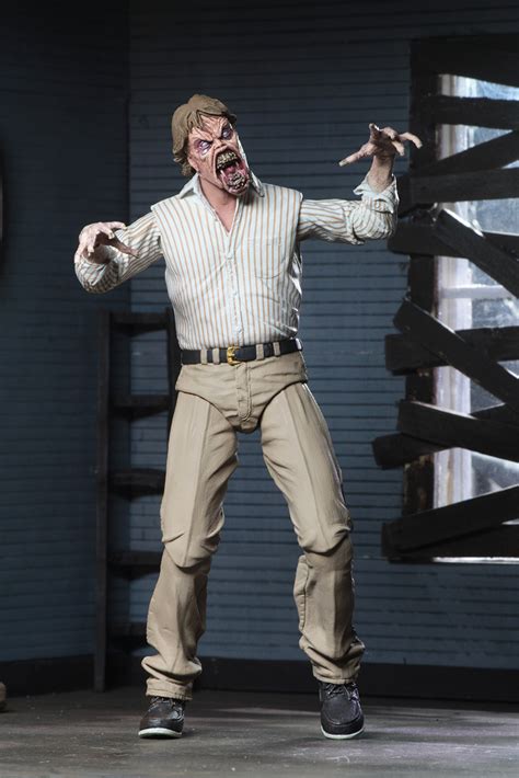 Typical is the moment when ash, our hero, is obliged by the plot to use a chainsaw to chop off his right hand but first offers it a farewell salute: Evil Dead 2 (30th Anniversary) - 7" Scale Action Figures - Hero Ash and Deadite Ed Box Set ...