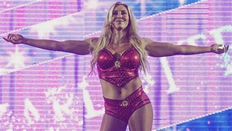 Salen a la luz fotos íntimas de una campeona de la WWE Charlotte Flair