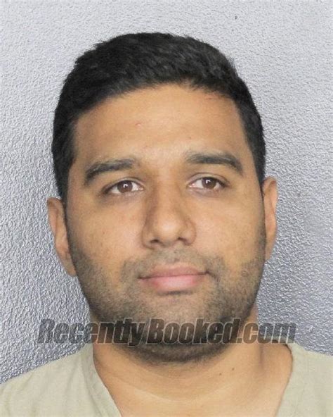 Recent Booking Mugshot For Roberto Sosa Villarroel In Broward County