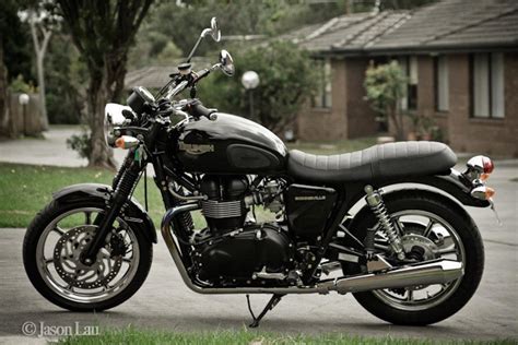 Here you can find such useful information as the fuel capacity, weight. 2010 Triumph Bonneville SE - Moto.ZombDrive.COM