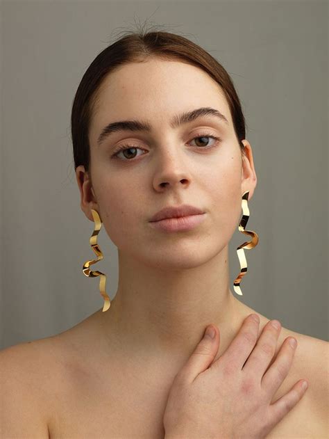 8 Spring 2020 Jewelry Trends To Start Wearing Right Now Jewelry Fashion Trends Jewelry Trends