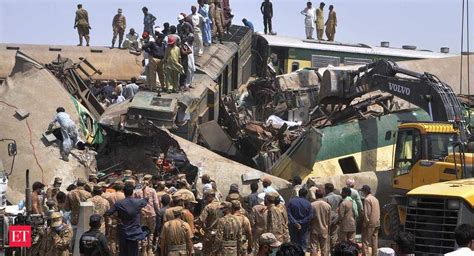 Pakistan Train Accident Deadly Pakistan Train Accident Rescuers Comb