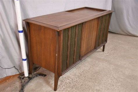 Rca Victor Mid Century Walnut Stereo Cabinet With Turntable 74 7719 Rh Lee And Co Auctioneers