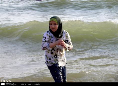 شنای زنان لبنانی در سواحل مدیترانه تصویری