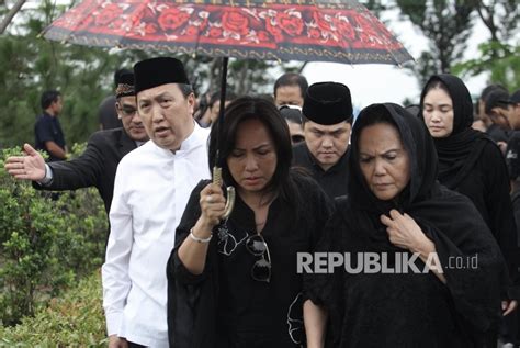 Meski begitu, siapa sangka istri erick thohir justru memiliki gaya yang jauh dari kesan mewah meski dirinya berstatus sebagai istri konglomerat tajir. Pesan Teddy Thohir untuk Anak-anaknya | Republika Online
