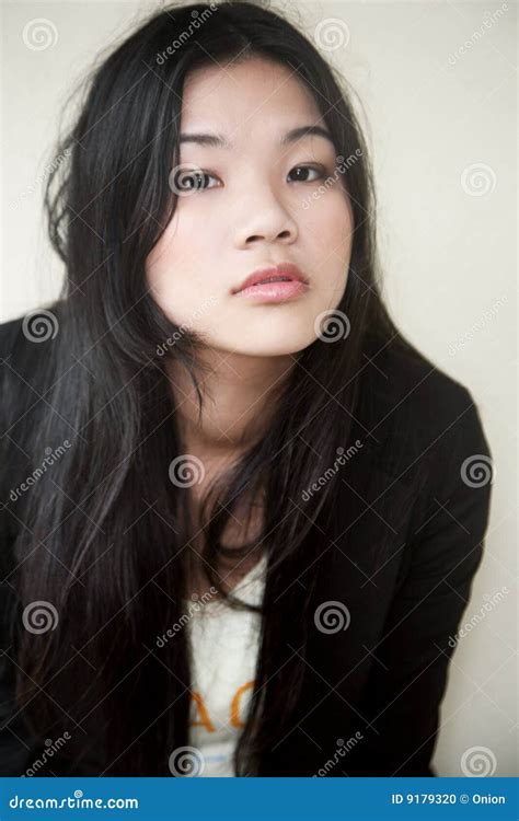 Belle Fille Asiatique Dans Le Noir Photo stock Image du élégance