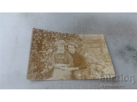 Снимка Две млади момичета Стари снимки Изделия от хартия balkanauction