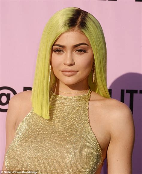 Kylie Jenner Debuts Highlighter Hair At Coachella Bash Daily Mail