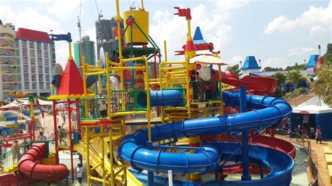 Explore legoland malaysia resort with peter davis and his family in traveloka travel guide 2019! Bercuti Di Legoland Malaysia : Water Park | Coretan Anuar